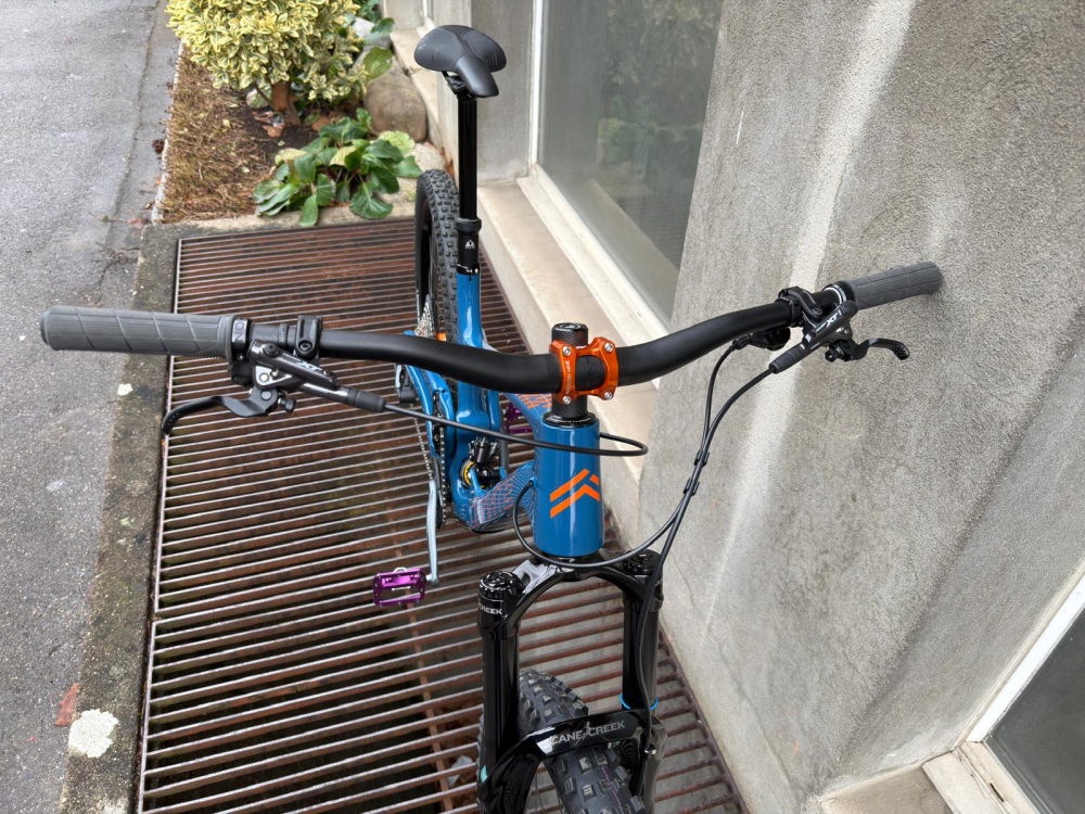 DEVIATE CYCLES Highlander 2 Custom Gr.L  / Wurde nur 1 Tag gefahren, kleiner Kratzer hinten li